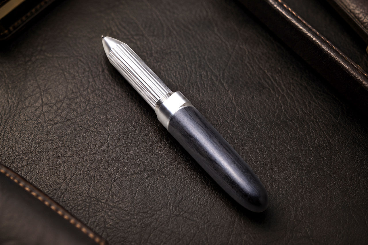 REFILL PEN JACKET Extra Short アルミモデル使用イメージ
