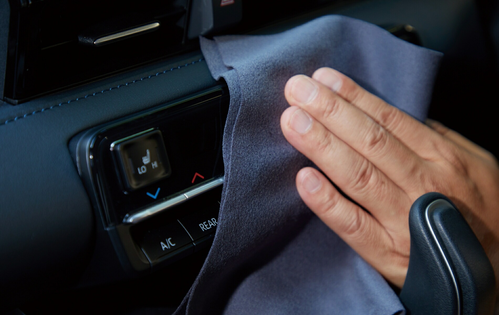 匠 Master Cloth で車のセンターコンソールとシフト周りを拭き上げる様子
