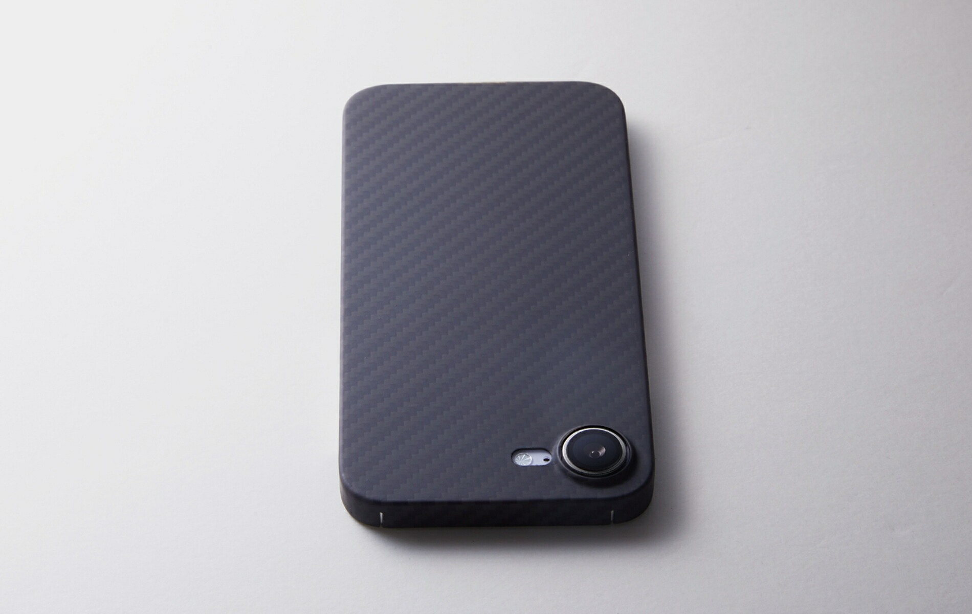 iPhone16e 128GB黒バッテリー100%+DUROケース iPhone 17e / 16e 両対応】Deff 超軽量・極薄アラミド繊維ケース DURO