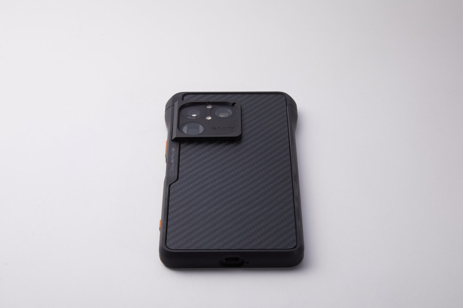 アラミド繊維の背面プレートを装着したXperia 1 VIII