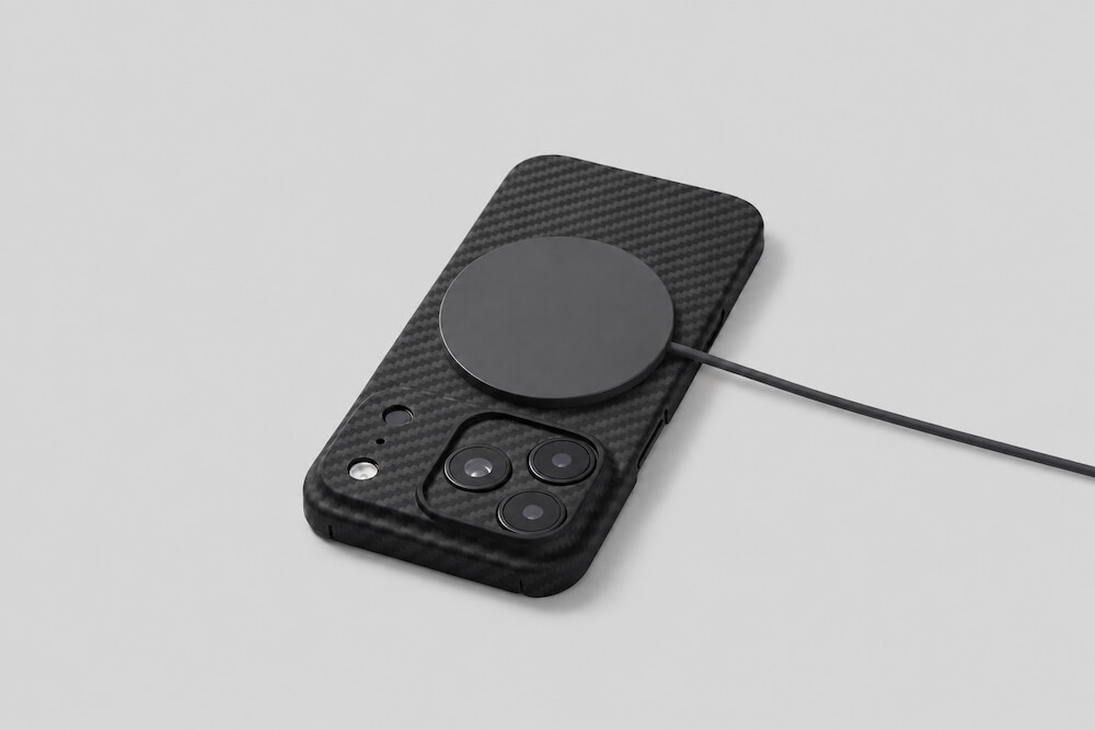 DUROを装着したiPhoneをワイヤレス充電している状態