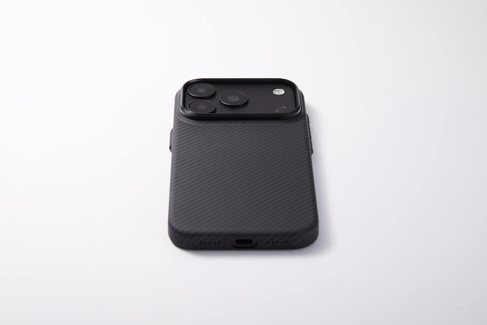 底部のUSB-C開口とスピーカー穴