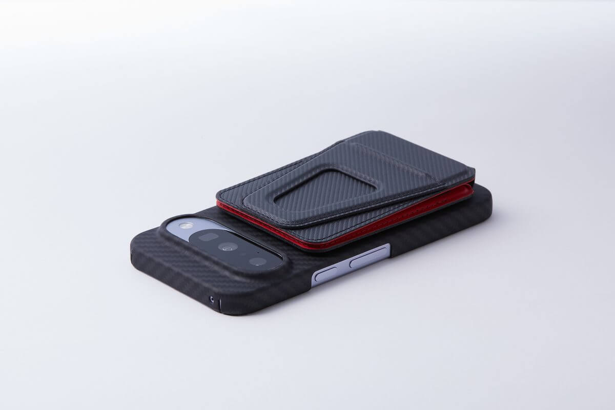 カーボンブラック＆レッドを装着したスマートフォン