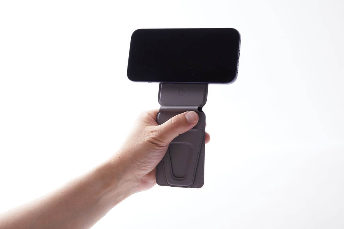 横向きのスマホをグリップで握って撮影