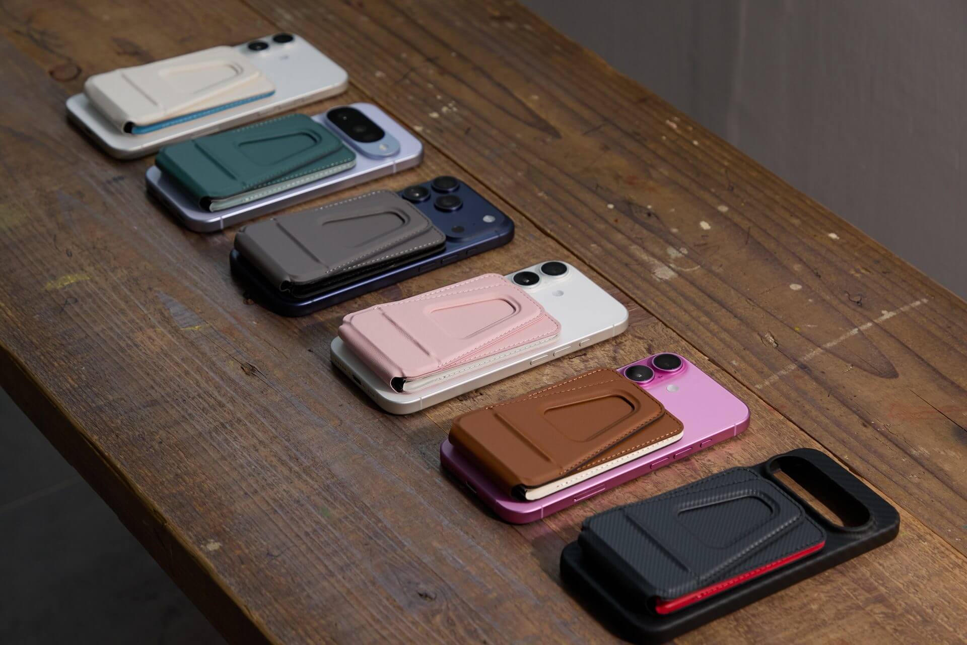 MAGLETTE 4-in-1 全6色をスマートフォンに装着した様子