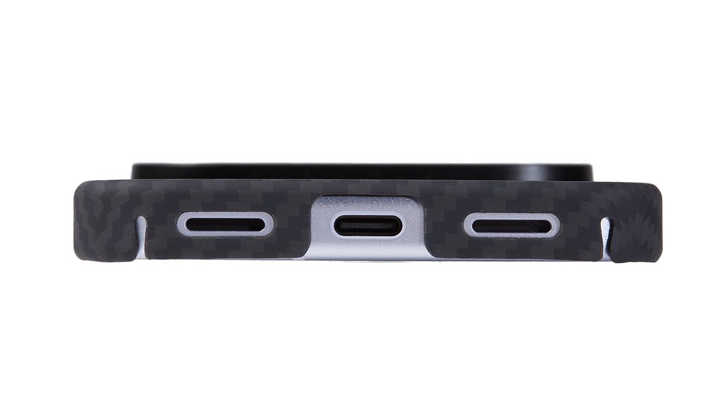 USB-C端子とスピーカーまわりの開口