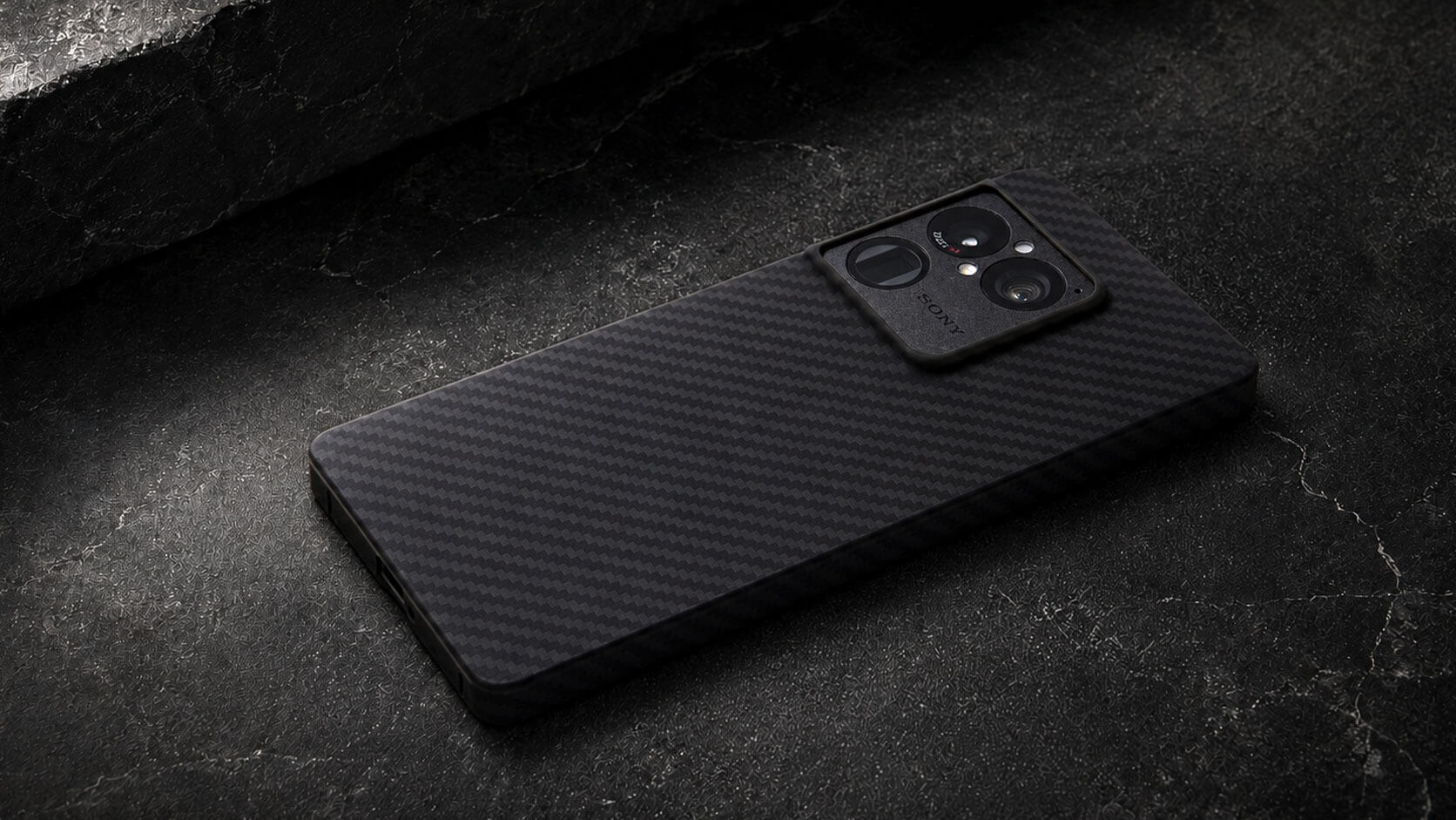 ダークストーンの上に置かれたDURO Special Edition マットブラック