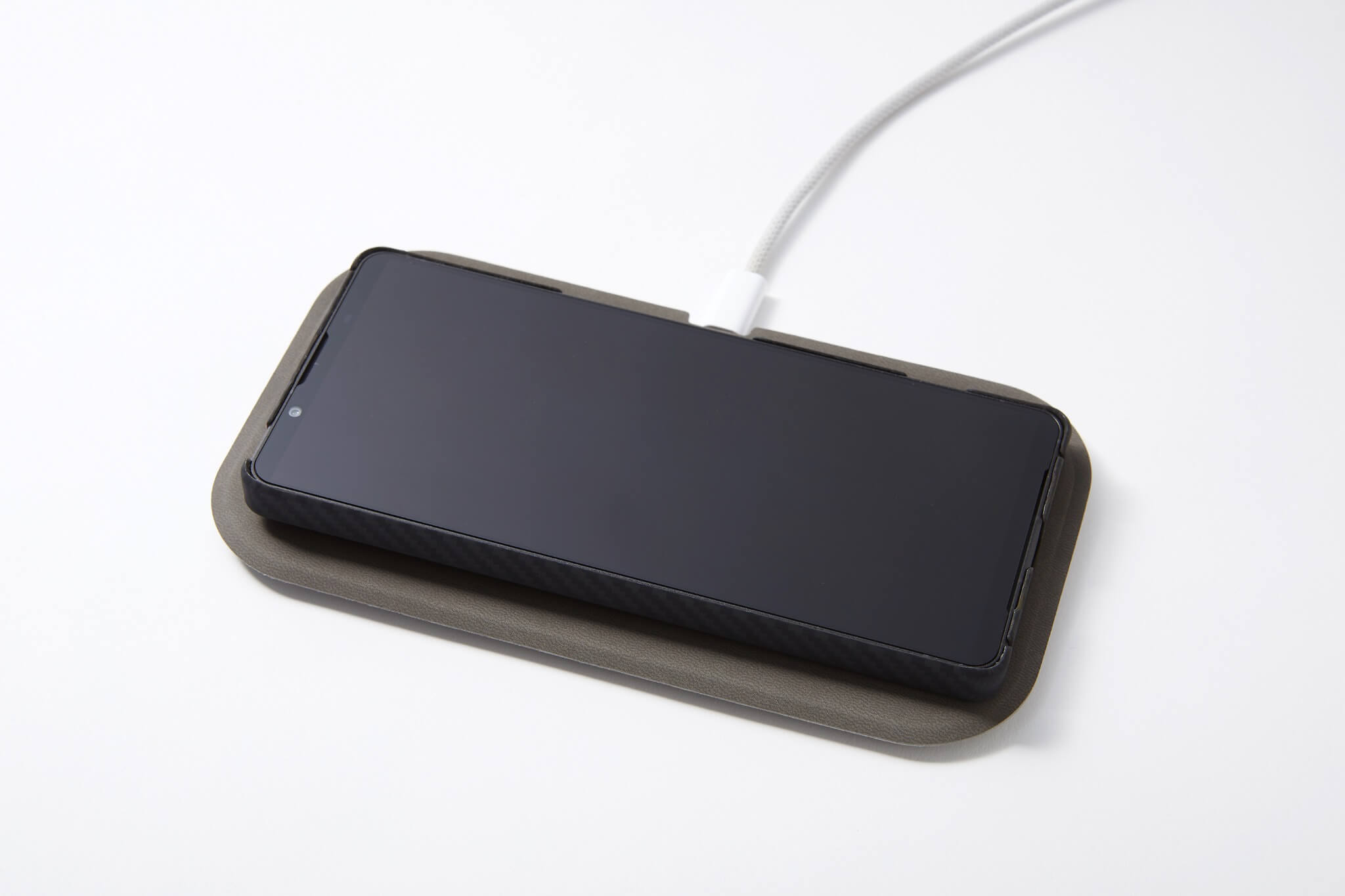 DUROを装着したXperiaをワイヤレス充電している状態