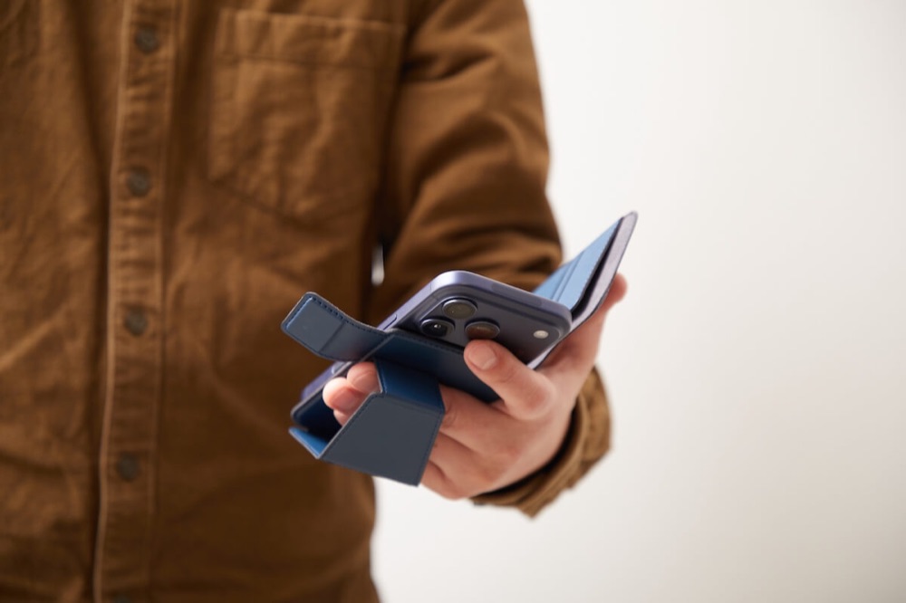 ブルーのSNAPCOVER2を手に持って操作する使用イメージ