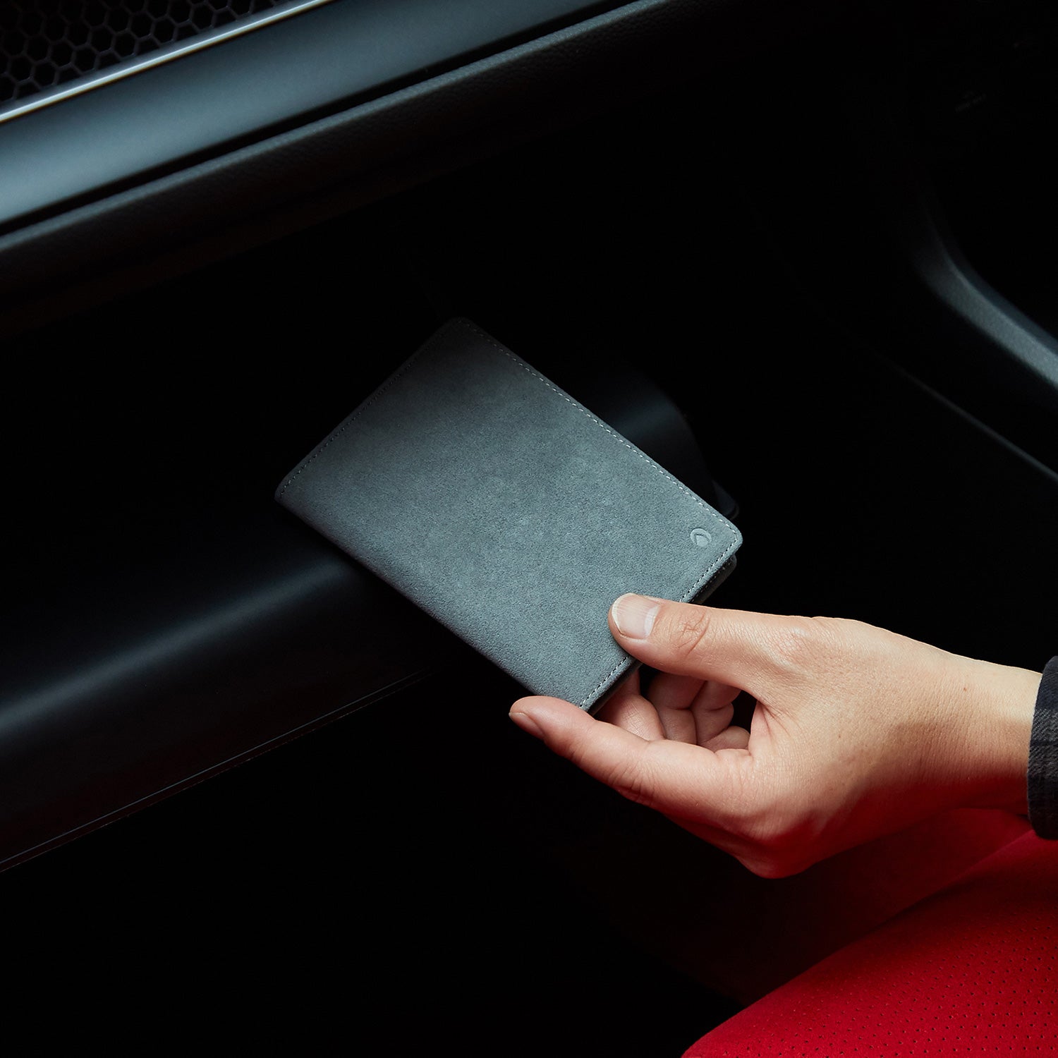 Alcantara®採用 超コンパクト電子車検証ケース｜AirTag収納・カード4枚