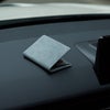 車のダッシュボードに置かれたAlcantara®製車検証ケース