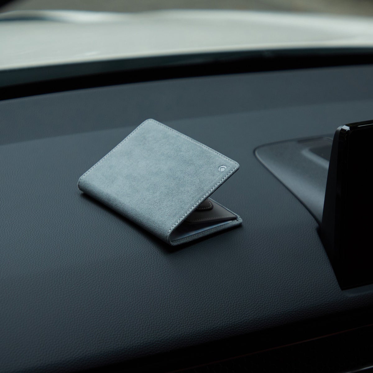 車のダッシュボードに置かれたAlcantara®製車検証ケース