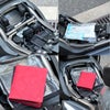 バイクのシート下に収納した赤色のコンパクト車検証ケース