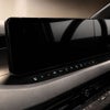 エルグランドE53の14.3インチワイドディスプレイを斜めから見た画面OFF時の装着イメージ