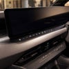 エルグランドE53の12.3インチワイドディスプレイを斜めから見た画面OFF時の装着イメージ