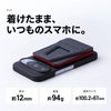 スマートフォンの背面に装着したMAGLETTE。厚み約12mm、重量約94g、閉時サイズ約100.2×67mm